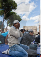 NEWS - Rom: Muslime halten Freitagsgebet aus Protest vor dem Kolosseum