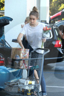 PEOPLE - Gigi Hadid kauft Blümchen 