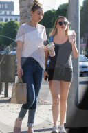 PEOPLE - Gigi Hadid kauft Blümchen 