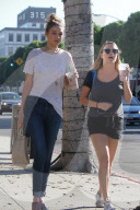 PEOPLE - Gigi Hadid kauft Blümchen 