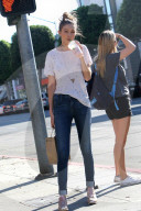 PEOPLE - Gigi Hadid kauft Blümchen 