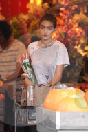 PEOPLE - Gigi Hadid kauft Blümchen 