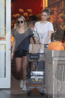 PEOPLE - Gigi Hadid kauft Blümchen 