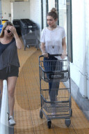 PEOPLE - Gigi Hadid kauft Blümchen 