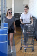 PEOPLE - Gigi Hadid kauft Blümchen 