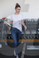 PEOPLE - Gigi Hadid kauft Blümchen 