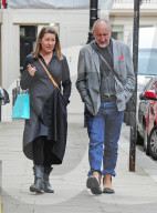 PEOPLE - "The Who"-Gitarrist Pete Townshend bummelt mit Gattin durch London