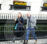 PEOPLE - "The Who"-Gitarrist Pete Townshend bummelt mit Gattin durch London