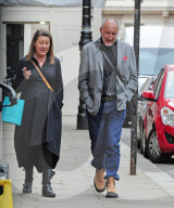 PEOPLE - "The Who"-Gitarrist Pete Townshend bummelt mit Gattin durch London