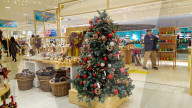 FEATURE - Das Kaufhaus "Selfridges" in London hat bereits die Weihnachtsdeko montiert