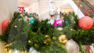 FEATURE - Das Kaufhaus "Selfridges" in London hat bereits die Weihnachtsdeko montiert