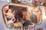 FEATURE - Das Kaufhaus "Selfridges" in London hat bereits die Weihnachtsdeko montiert