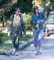 EXKLUSIV - Ehekrise? Jessica Biel spaziert mit Sohn Silas Timberlake  in Charleston