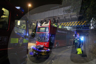 NEWS -  Tottenham: Doppeldeckerbus bleibt unter Brücke hängen