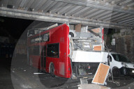 NEWS -  Tottenham: Doppeldeckerbus bleibt unter Brücke hängen
