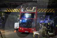 NEWS -  Tottenham: Doppeldeckerbus bleibt unter Brücke hängen