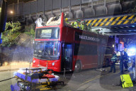 NEWS -  Tottenham: Doppeldeckerbus bleibt unter Brücke hängen
