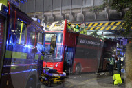 NEWS -  Tottenham: Doppeldeckerbus bleibt unter Brücke hängen