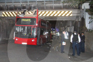 NEWS -  Tottenham: Doppeldeckerbus bleibt unter Brücke hängen
