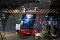 NEWS -  Tottenham: Doppeldeckerbus bleibt unter Brücke hängen
