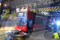 NEWS -  Tottenham: Doppeldeckerbus bleibt unter Brücke hängen