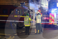 NEWS -  Tottenham: Doppeldeckerbus bleibt unter Brücke hängen