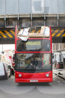 NEWS -  Tottenham: Doppeldeckerbus bleibt unter Brücke hängen