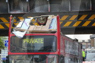 NEWS -  Tottenham: Doppeldeckerbus bleibt unter Brücke hängen