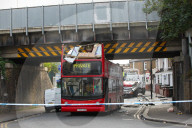 NEWS -  Tottenham: Doppeldeckerbus bleibt unter Brücke hängen