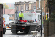 NEWS -  Tottenham: Doppeldeckerbus bleibt unter Brücke hängen