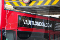 NEWS -  Tottenham: Doppeldeckerbus bleibt unter Brücke hängen