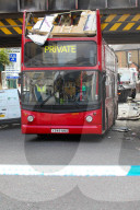 NEWS -  Tottenham: Doppeldeckerbus bleibt unter Brücke hängen