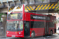 NEWS -  Tottenham: Doppeldeckerbus bleibt unter Brücke hängen