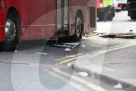 NEWS -  Tottenham: Doppeldeckerbus bleibt unter Brücke hängen