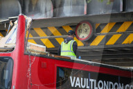 NEWS -  Tottenham: Doppeldeckerbus bleibt unter Brücke hängen