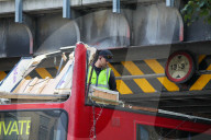 NEWS -  Tottenham: Doppeldeckerbus bleibt unter Brücke hängen