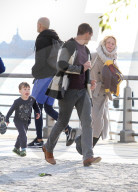 PEOPLE - Gut eingepackt: Claire Danes beim Sonntagsspaziergang am Hudson River