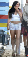 PEOPLE - Ariel Winter sommerlich in weissen Spitzen-Shorts in Malibu