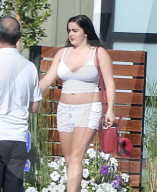 PEOPLE - Ariel Winter sommerlich in weissen Spitzen-Shorts in Malibu
