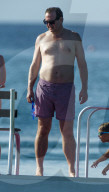 PEOPLE - Geschäftsmann Peter Jones lässt sich in der Karibik die Sonne auf den Bauch scheinen