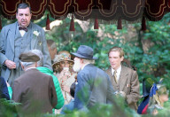 EXKLUSIV - Erste Bilder der Dreharbeiten zu "Goodbye Christopher Robin" mit Margot Robbie