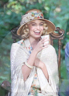EXKLUSIV - Erste Bilder der Dreharbeiten zu "Goodbye Christopher Robin" mit Margot Robbie