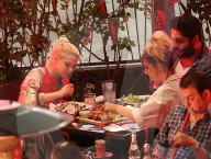 PEOPLE - Kristen Stewart gšnnt sich eine Rauchpause nach dem Essen