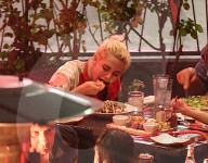 PEOPLE - Kristen Stewart gšnnt sich eine Rauchpause nach dem Essen