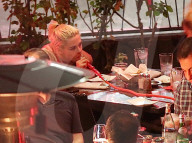 PEOPLE - Kristen Stewart gšnnt sich eine Rauchpause nach dem Essen