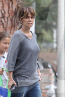 PEOPLE - Halle Berry ohne Make-Up mit Tochter Nahla  unterwegs