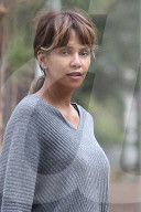 PEOPLE - Halle Berry ohne Make-Up mit Tochter Nahla  unterwegs