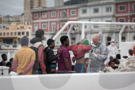 NEWS - Mittelmeer: HUnderte Flüchtlinge kommen via Seeweg nach Italien