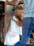 EXKLUSIV - Harper Beckham schenkt dem Paparazzi einen Blick