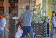 EXKLUSIV - Harper Beckham schenkt dem Paparazzi einen Blick